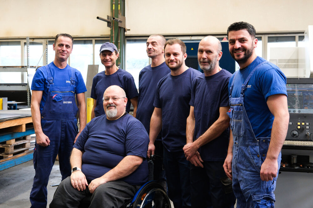 Team CNC-Stanzen und -Lasern.